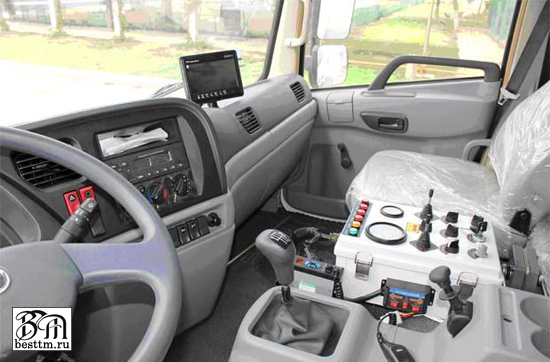 Наличие двух видеокамер и монитора в кабине позволяет водителю-оператору контролировать качество уборки,  в «слепых» для зеркал автомобиля  зонах,  не прекращая движения 